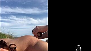 casada ruiva cavalona fode na praia e leva gozada na buceta