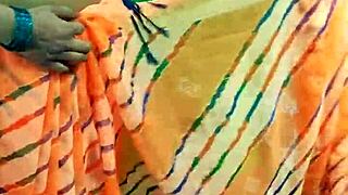 Indian Bhabhi Ki Saree Change Karte Hue Chupke Se Banai Video