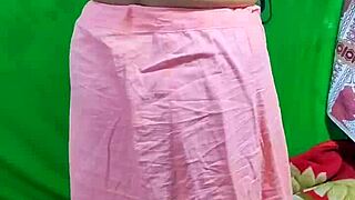 Indian Bhabhi Ki Saree Change Karte Hue Chupke Se Banai Video