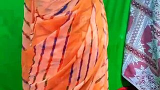 Indian Bhabhi Ki Saree Change Karte Hue Chupke Se Banai Video