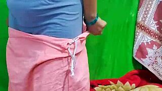 Indian Bhabhi Ki Saree Change Karte Hue Chupke Se Banai Video