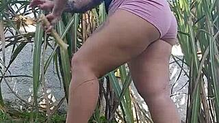 Amo ficar nessa posição exibindo meu big ass e sendo penetrada