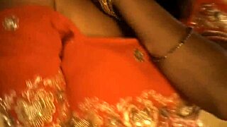 Indian woman shows off gorgeous natural body in erotic dance