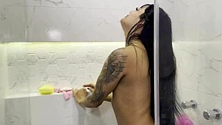 look at this culona latina may hernandez masturbating her big pussy lips in the shower