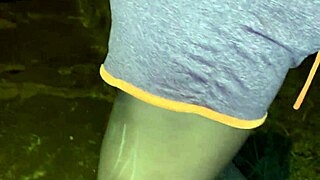 Hey vizinha, te encontrei na rua e convenci você a mostrar essa bunda gostosa pra mim!