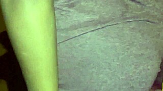 Hey vizinha, te encontrei na rua e convenci você a mostrar essa bunda gostosa pra mim!