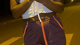 Hey vizinha, te encontrei na rua e convenci você a mostrar essa bunda gostosa pra mim!