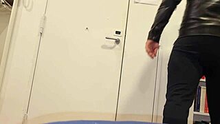 amatoriale handjob ends in huge cumshot from enormous cock