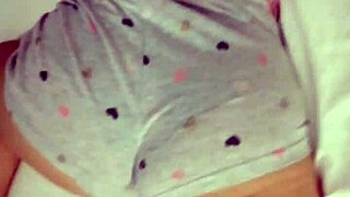 hey prima, estás dormida en esa pose sexy lista para que te folle el culo duro?