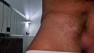 arriva con una forte sborrata in t-shirt sexy e perverso, wanna rip clothes and slap that skinny ass during group spanking?