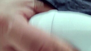 strappa le mutande e si sputa sul pisello arrapato mentre fa anale con grosso cazzo italiano e dialoga sporco.