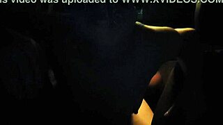 gostosa se diverte com exibicionismo no carro na rua movimentada