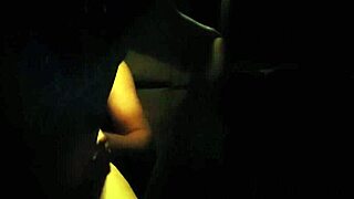 gostosa se diverte com exibicionismo no carro na rua movimentada