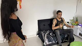 Mi Vecina Caliente Quiere Que Le Enseñe A Jugar Free Fire Con Mi Celular - Se Sienta Encima Mío