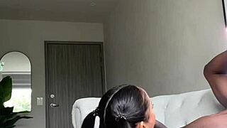 मैंने अपने स्टीपब्रदर को मस्ती करते हुए चौंका दिया और उसका बड़ा ब्लैक कॉक चूसकर खाली कर दिया