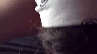 शादीशुदा औरत दिन में कार में डिल्डो चोदती