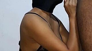 negra esplendida mamando guebo saca la leche con su boca