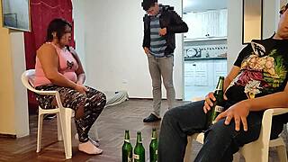 Voy A La Casa De Mi Mejor Amigo A Ver El Partido Y La Me Termino Follando A Su Esposa Mientras El Esta Ay Con Nosotros