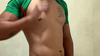 futbolista mexicano se pajea en los baños del gym, masturbando solo