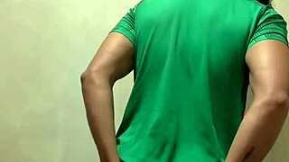 futbolista mexicano se pajea en los baños del gym, masturbando solo