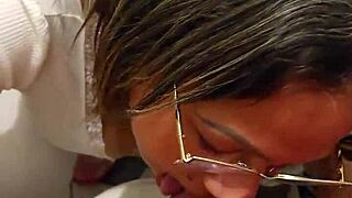 La mama de mi mejor amigo me encuentra masturbandome con su tanga y se traga mi leche