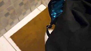 La mama de mi mejor amigo me encuentra masturbandome con su tanga y se traga mi leche