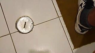 La mama de mi mejor amigo me encuentra masturbandome con su tanga y se traga mi leche