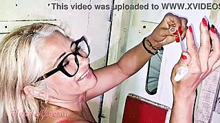 eu digo, 'fodendo estranhos no glory-hole sem camisinha, eles gozam na buceta'