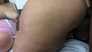 aniversario de casamento ganhei a prima da minha esposa de comi muito a buceta e o cuzinho dela minha esposa tambem levou pica em todos os buracos