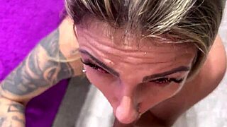 ele meteu tanto no meu cu e colocou o p� na minha cabe�a que chega meu olhos ficou vermelho de tanto tesao meu cu ficou molhado qui delicia de foda gostosa no pelo sem camisinha