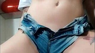 check out this safada showing off her big ass in tight jeans shorts without panties, hairy pussy on full display