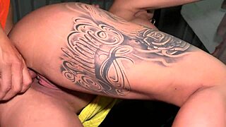 Does the builder fuck his Colombian boss?