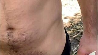 comi um desconhecido que estava batendo uma na trilha