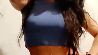 luna feliz y alocada shows off her curves