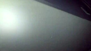 encuentro a la mama de mi mejor amigo recostada en mi cama, lista para humillarme