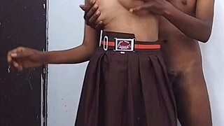 इंडियन स्कूल गर्ल बॉयफ्रेंड को क्लास के बाद चोदती है।