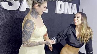 Fui fazer uma tatuagem no cu minha buceta começou a escorrer a tatuadora limpou com a língua gozei gostoso na boca dela