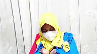 Hijab girl masturbates with dildo before work at indomaret store