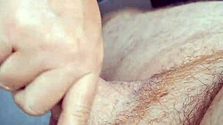 enteada novinha, ela bateu uma punhetinha no padastro quando ninguem estava em casa