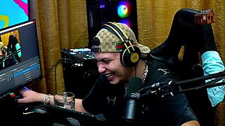 Mari Ávila shows her wonderful body, making Ruan horny during the podcast that led to sex