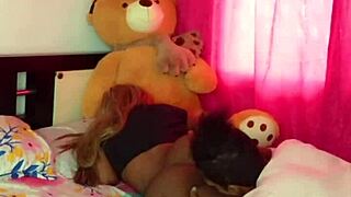 Sorprendo a mi hermanastra en su cuarto y follamos apasionadamente con gran intensidad