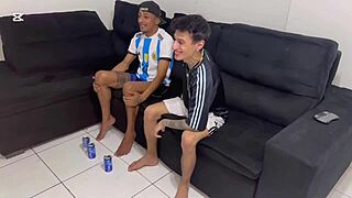 n�o resisti as provoca��es do meu amigo viadinho e meti rola no cu dele