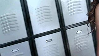 खूबसूरत ब्रूनेट स्लट लड़की जिम में चुदाई 😈