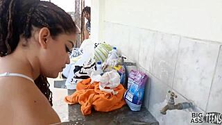 Sexo con mi tia en el balcon de piso la chantageo y me ayuda con mi paja le hago creampie en la boca sucia y coño cremoso tia de culo grande anal