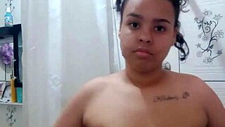 tomando banho gostoso e dedilhando minha bucetinha no chuveiro