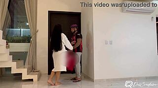 Amateur seduces delivery guy for intense creampie