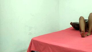 hermana de mi amigo la encuentro sola y le doy mi pene para que se divierta