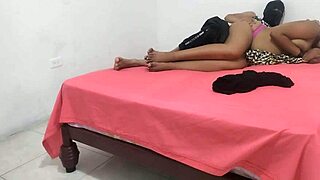 hermana de mi amigo la encuentro sola y le doy mi pene para que se divierta