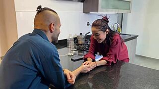 Llego muy cachondo del trabajo y me follo a mi novia en la cocina, quickie fuck