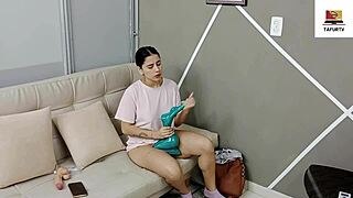 Aprovecho Que Estoy Sola En Casa Para Masturbarme Pero Mi Padrastro Llega Y Termina Dandome Verga Por Cachonda- Historia Completa